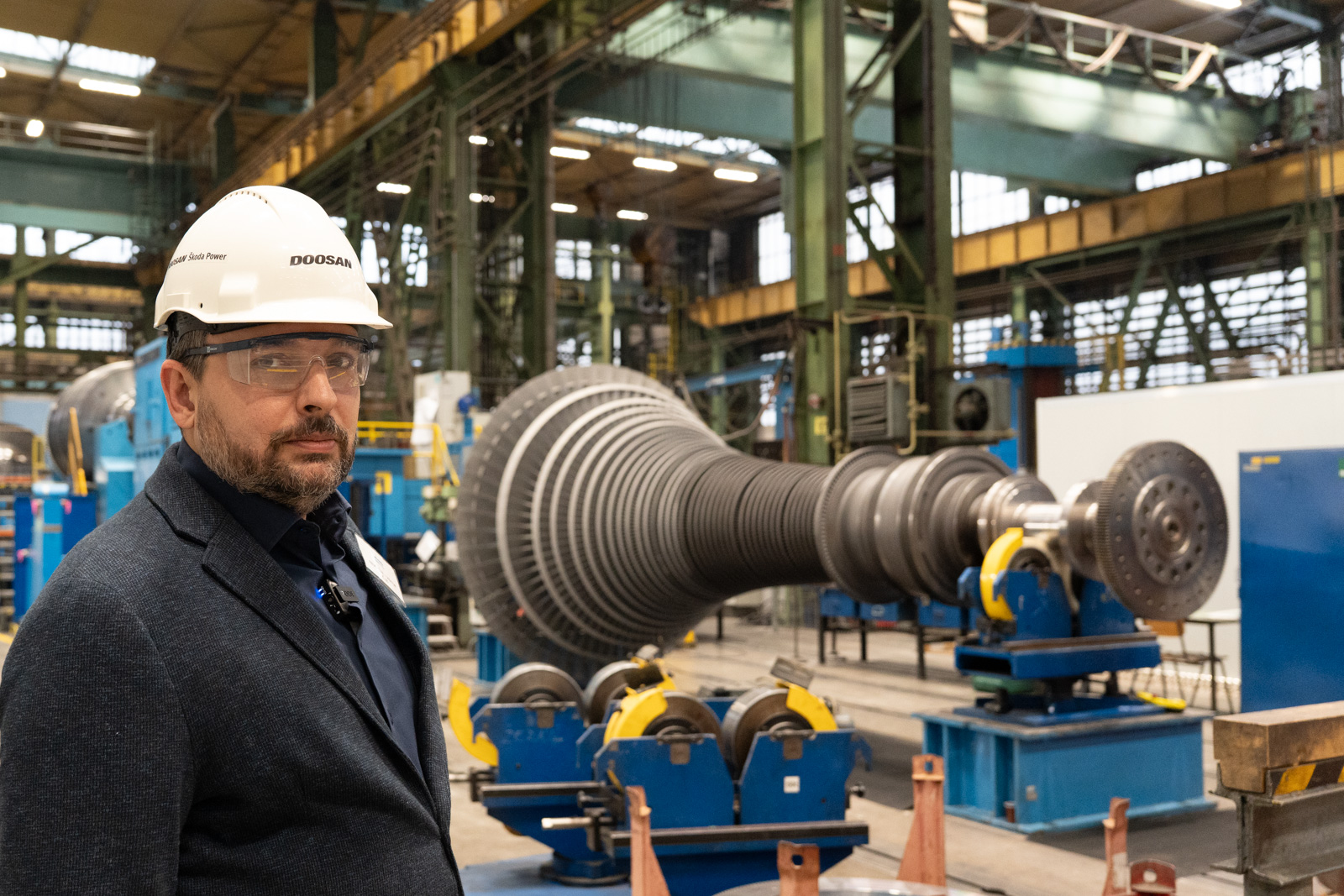 Odborník v průmyslovém provozu při analýze energetických souvislostí